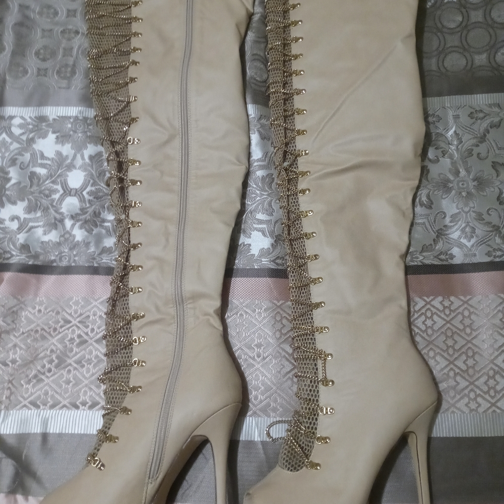 Boots - Picture 4 of 5